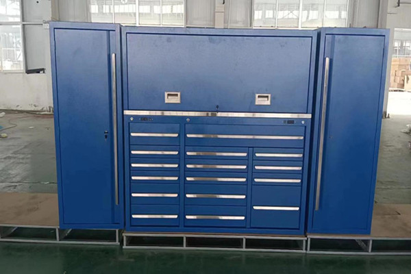 گاراژ استفاده از نیمکت فلزی