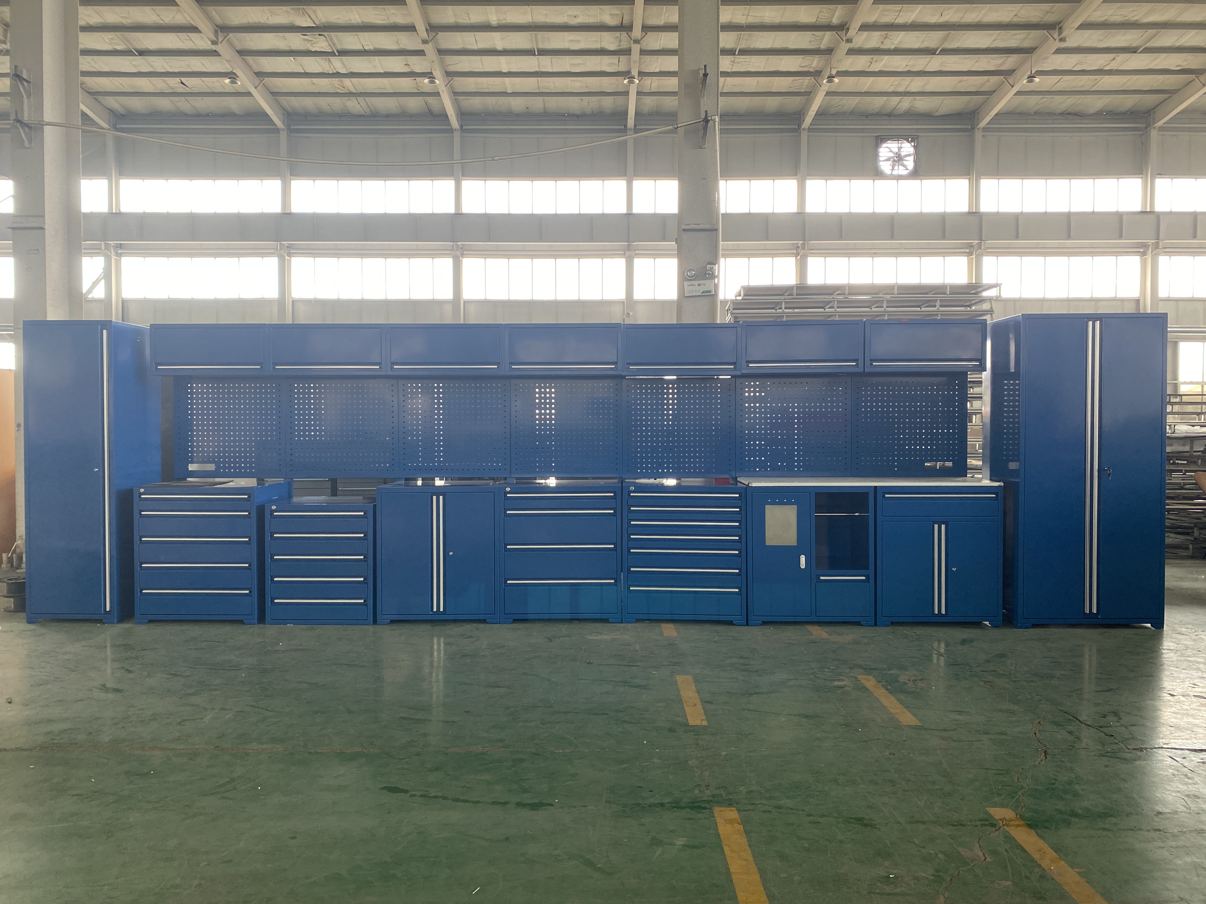 شرکت Chengyuan Jiayu سیستم ابزار ذخیره سازی گاراژ آبی سفارشی را برای مشتریان کانادایی تکمیل می کند