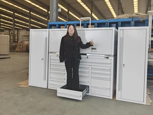 کابینت ابزار سفید
