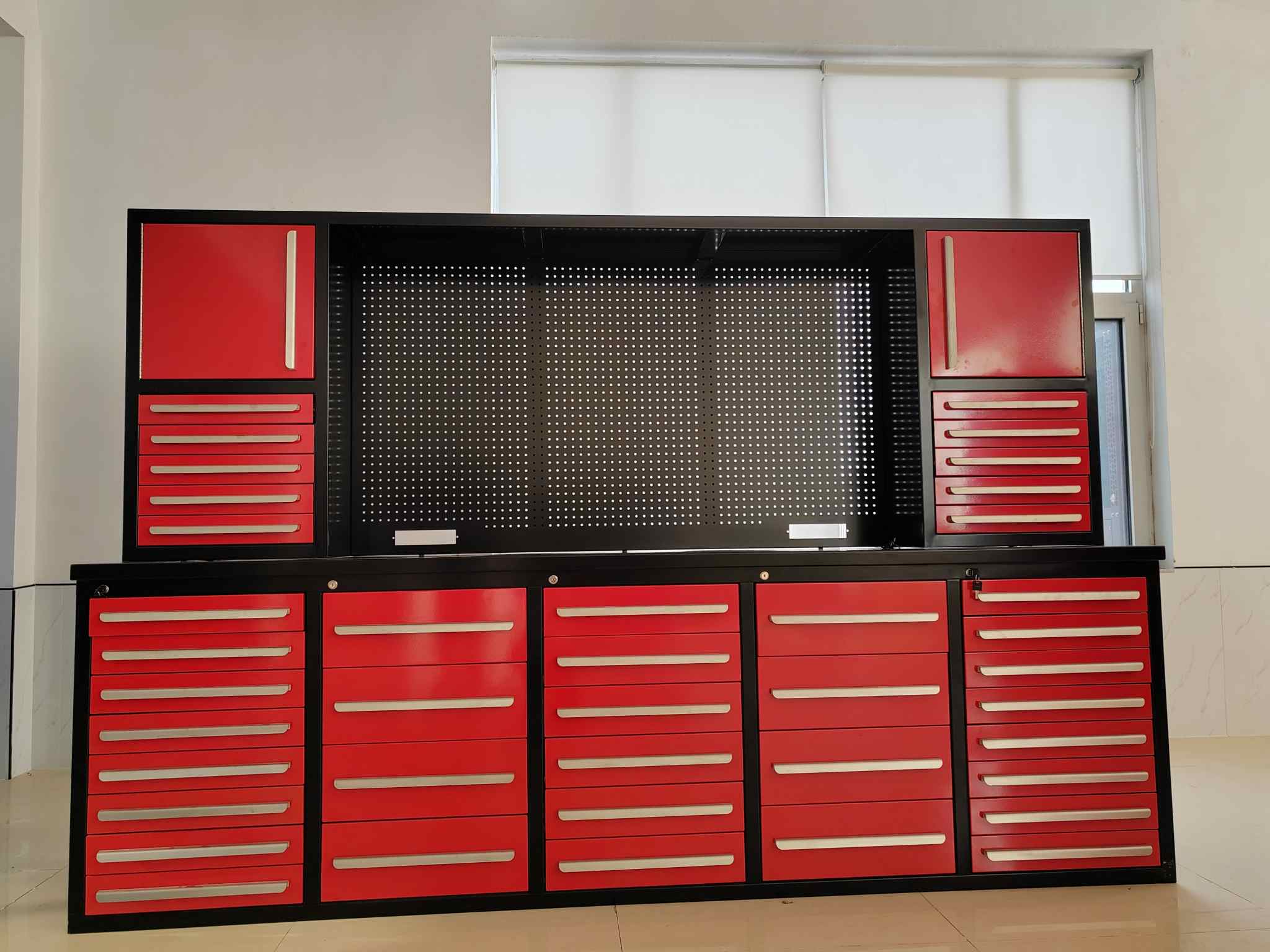 کابینت ابزار فلزی قرمز